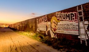 Un mensaje contra Trump en una de las ciudades fronterizas con Estados Unidos