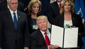 Trump firmó este miércoles una orden para la construcción del muro