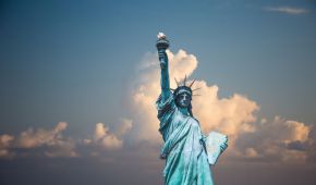 Ubicada en Nueva York, es un símbolo de Estados Unidos y de los derechos de los migrantes