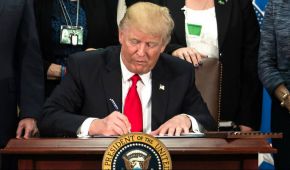 El presidente Trump firmando la orden ejecutiva para iniciar la construcción del muro fronterizo