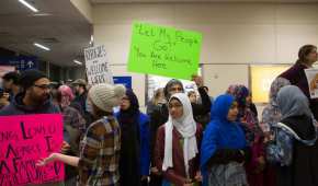 Cientos de ciudadanos de origen musulman protestan ante la orden de Trump para deportarlos