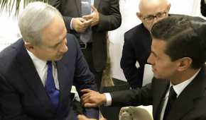 El primer ministro Benjamin Netanyahu (izq) conversa con Enrique Peña Nieto en 2016