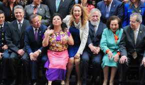 Clara Brugada, quien porta un vestido de flores, se hace de un espacio en la foto del Constituyente