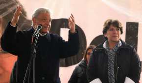 Andrés Manuel López Obrador y Delfina Gómez durante un gira en Calimaya, Edomex