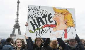 Mujeres protestan en la capital de Francia contra el presidente estadounidense