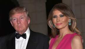 El presidente Trump y su esposa Melania este sábado, durante la gala en su mansión en Palm Beach
