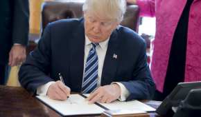 El presidente Trump firma en la Oficina Oval la orden contra los cárteles del narcotráfico