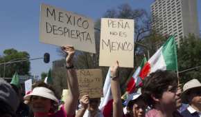 Algunos ciudadanos aprovecharon la marcha para manifestar su descontento por el gobierno de Enrique Peña Nieto
