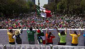 Los manifestantes de Vibra México montaron un muro falso al pie de las escalinatas del Ángel de la Independencia