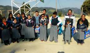 Un grupo de estudiantes que resultó afectado por las tallas de los uniformes que recibieron del gobierno de Moreno Valle