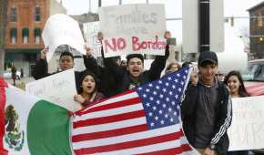 Mexicanos y otros latinos se tomaron el día y salieron a manifestarse