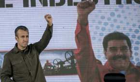 El vicepresidente venezolano Tareck El Aissami frente a una imagen del presidente Nicolás Maduro