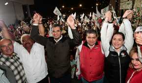 Enrique Ochoa Reza, líder nacional del PRI, felicitó a Miguel Riquelme por su triunfo en la elección interna del partido.