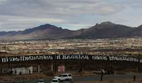 Una pinta en la edificación que separa a Ciudad Juárez, Chihuahua de El Paso, Texas