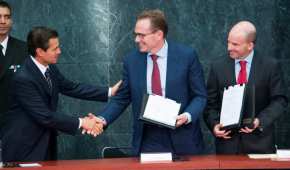 Enrique Peña Nieto encabezó la firma del contrato entre Pemex y la empresa australiana