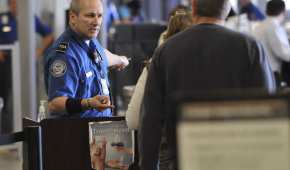 Los agentes de la TSA son los encargados de inspeccionar a las personas que viajan a EU por avión