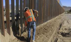 Un trabajador realiza obras en una porción del muro fronterizo cerca de Ciudad Juárez, Chihuahua