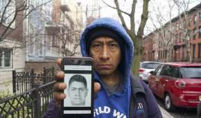 José Antonio muestra una foto de Jorge Antonio, desaparecido en 2014