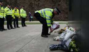 Elementos de la policía de Londres rinden homenaje a uno de sus compañeros, abatido durante el atentado afuera del Parlamento