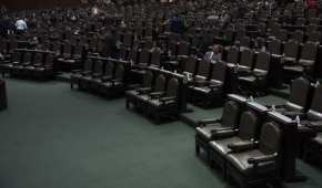 El recinto parlamentario luce con muchos lugares vacíos