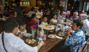 Los mexicanos gastan más de 800 pesos en promedio para festejar a las madres