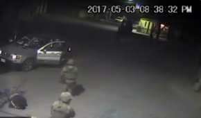 En un video se observa el momento en que militares disparan contra un hombre aparentemente herido y desarmado