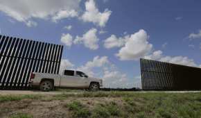 Un ranchero texano pasa en su auto por la cerca divide el terreno