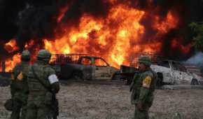 Militares observan un incendio a consecuencia de una toma clandestina de combustible en Amozoc, Puebla