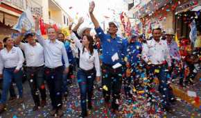 El candidato del PAN (de camisa azul) aprovechó el enojo de los nayaritas con el gobierno priista para ganar