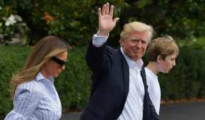 Melanita, Donald y Barron Trump en camino al helicóptero presidencial