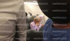 El morenista López Obrador pasó el vuelo leyendo distintos textos