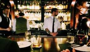 Las salidas a los bares están acabando con el dinero de los millennials