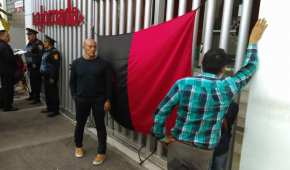 Trabajadores colocan la bandera de huelga afuera del diario, ubicado en Av. Cuahtémoc