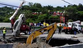 Las autoridades mexicanas han lidiado con un socavón que se abrió en una carretera recientemente inaugurada