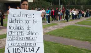 Cientos de estudiantes esperan en la UNAM por la revisión de su examen