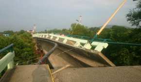 El puente que unía Ixtaltepec con Juchitán, quedó colapsado