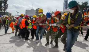 Militares, rescatistas y voluntarios remueven escombros tras el colapso de un edificio en la colonia Obrera