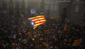 La bandera de Cataluña es ondeada en Barcelona tras su declaración unilateral de independencia