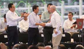 El presidente Enrique Peña Nieto saluda al director de Pemex, José Antonio González