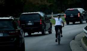 Juli Briskman iba en su bicicleta cuando la caravana presidencial pasó junto a ella