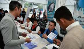 Jóvenes mexicanos durante una feria de reclutamiento en la CDMX