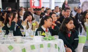Las niñas mexicanas suelen trabajar y obtener mejores resultados escolares en equipo