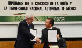El rector de la UNAM, Enrique Graue (izquierda) y el coordinador de los diputados del PRI, César Camacho