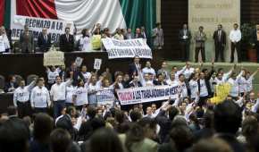 Legisladores de izquierda tomaron la tribuna de la Cámara de Diputados en protesta por la Reforma Laboral