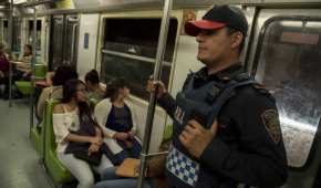 Un policía cuida un vagón ante los casos de acoso contra mujeres