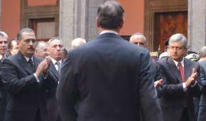 Manlio Fabio Beltrones (izquierda) y Andrés Manuel López Obrador (derecha), en un evento presidencial, en septiembre de 2004