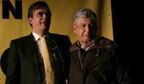 Marcelo Ebrard junto a López Obrador en noviembre de 2006, cuando el primero tenía unos meses como jefe de Gobierno de la CDMX