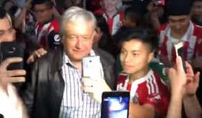 Aficionados de las Chivas pidieron selfies a AMLO en el aeropuerto capitalino