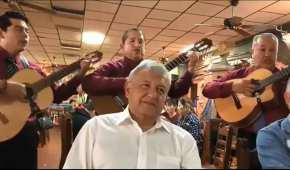 AMLO escuchó "Morenia mía" en Nuevo Laredo como parte de su visita a la frontera mexicana