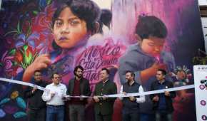 Autoridades del INE y Alex Tadlock (playera guinda) inauguran un mural en la ciudad de California
